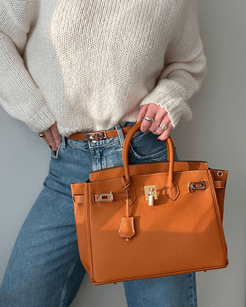 ElegantStyle | Women's Handbag with Textured Design & Secure Closure | Stylish Accessory for Everyday Use