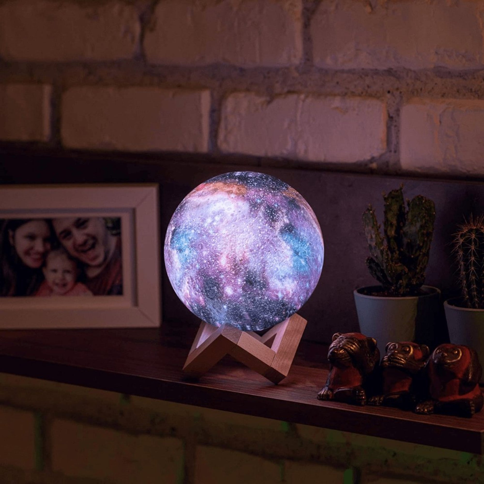 3D moon lamp detail